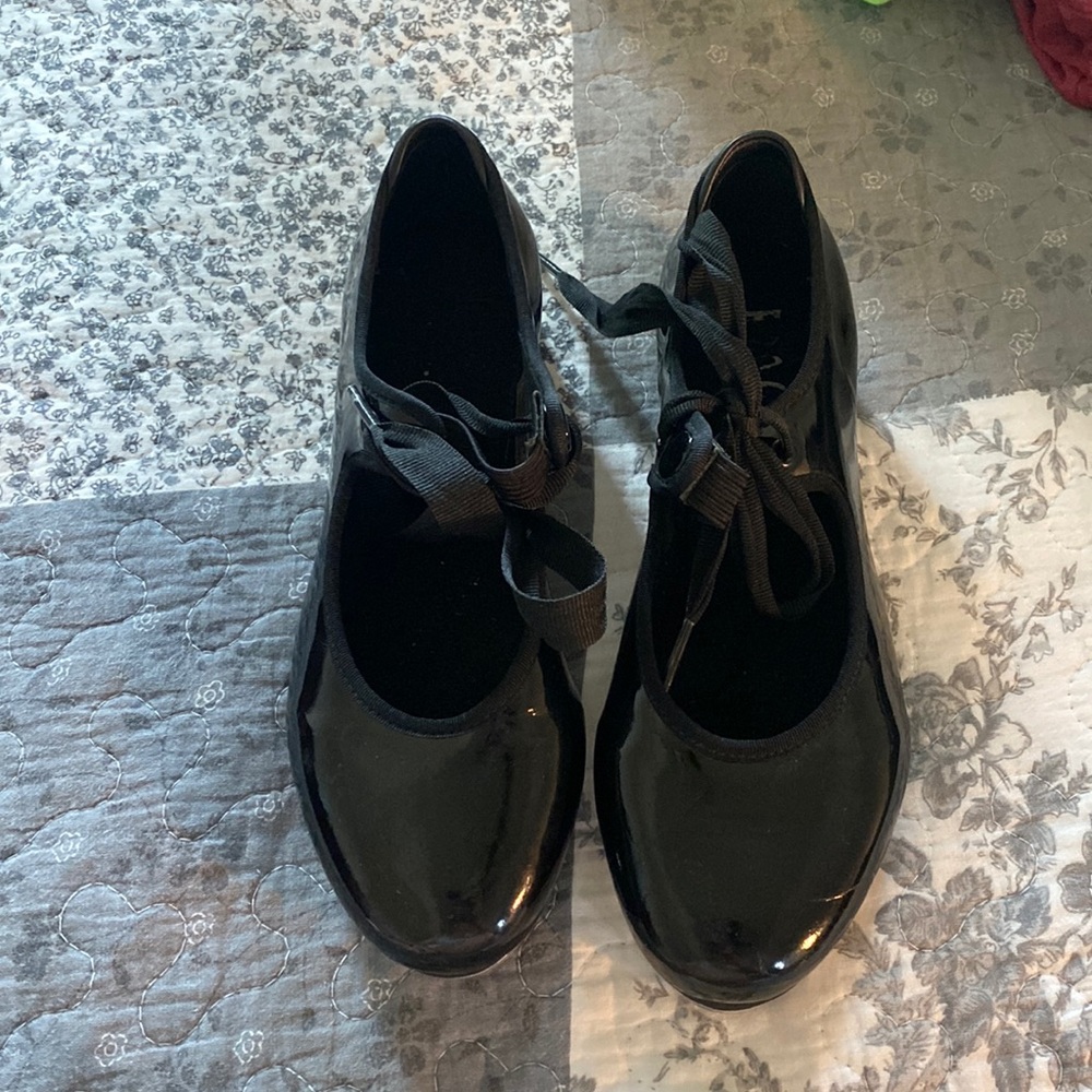 Bloch size 1 girls tap shoes.